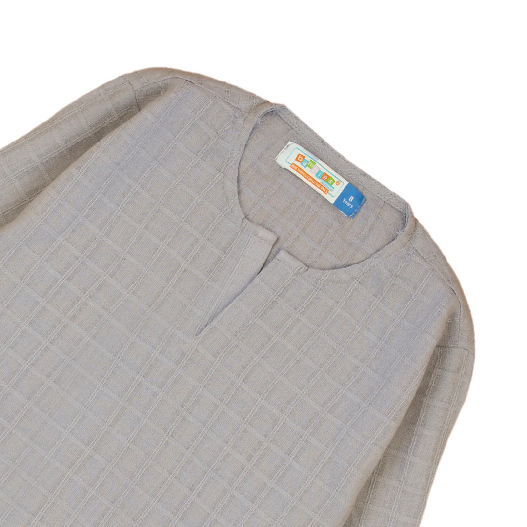 Zubaida's Grey Textured Kurta - Image 2